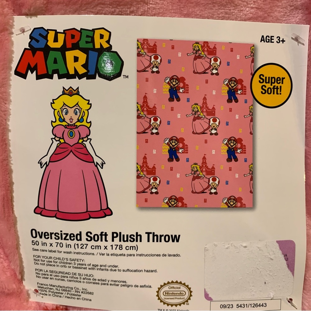SUPER MARIO BROTHERS PEACHS CASTLE PRINCESS OVERSIZED SOFT PLUSH THROW 50in/70in - Picture 3 of 3